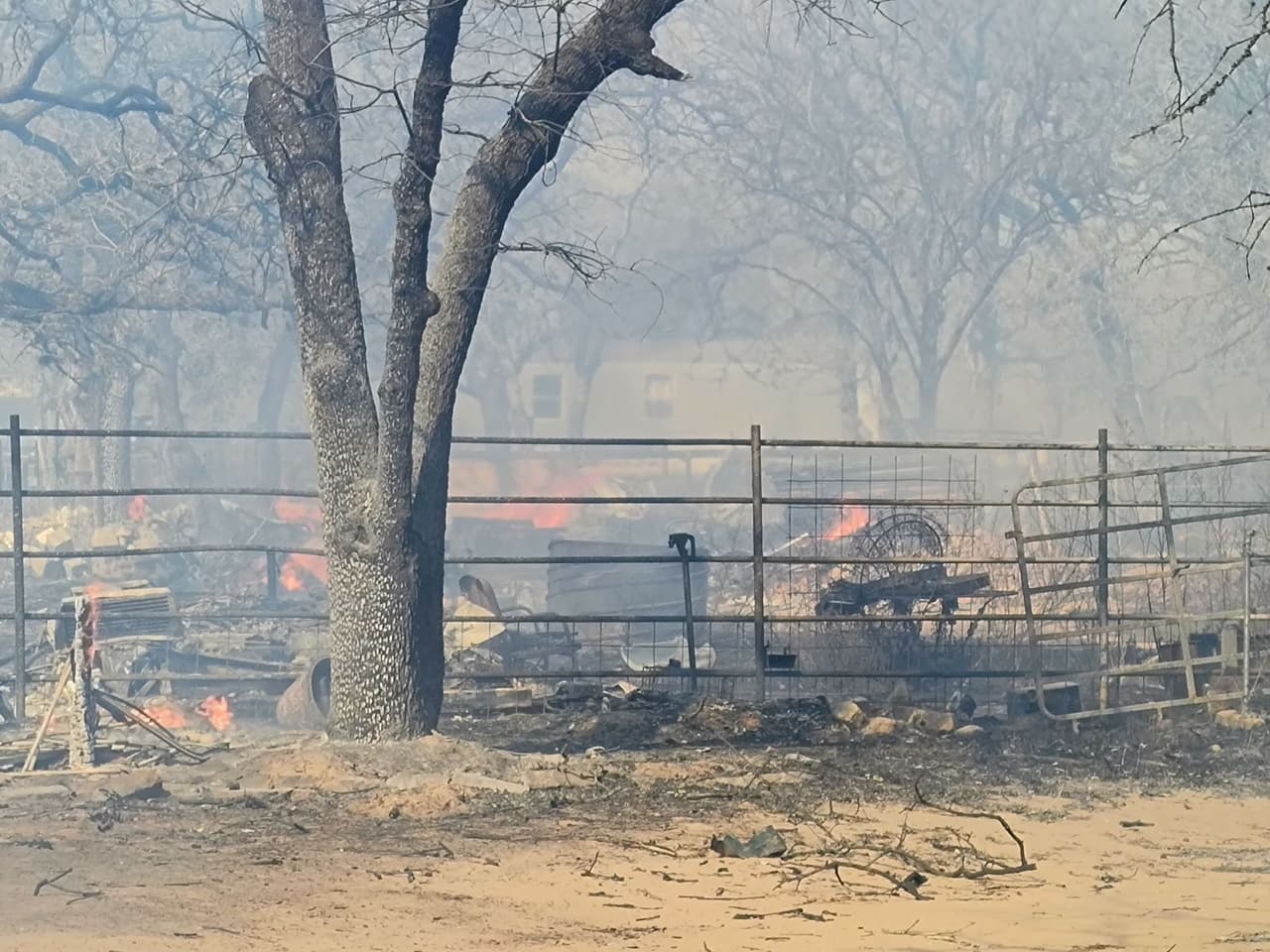 A los residentes se les permitió regresar a sus hogares alrededor de las 8:30 de la noche.