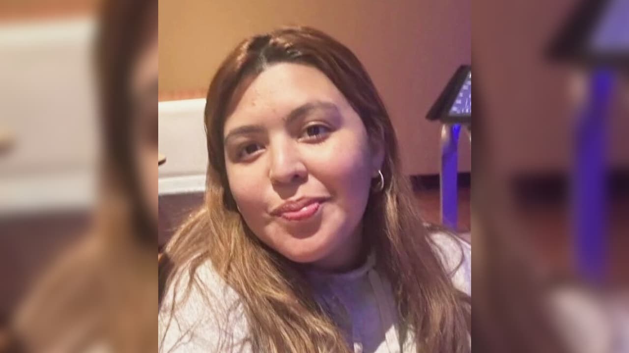 <b>NOVIEMBRE 2023</b>
<br>
<br>A 
<b><a href="https://www.univision.com/local/houston-kxln/mexicano-cosme-campos-peso-ley-ariel-cruz-asesinar-idania-campos-houston" target="_blank">Idania Campos Muñoz,</a></b> de 21 años, sus padres y hermanas la recuerdan como una persona alegre, trabajadora, estudiosa, aplicada, responsable, que siempre estaba dispuesta a ayudar a su familia.
<br>
<br>El cadáver de la joven fue hallado por su propio padre en la cajuela del auto de ella el martes 28 de noviembre.
<br>
<br>El exnovio de Idania, Ariel Cruz, de 19 años, estuvo ayudando a buscar a la joven cuando la reportaron como desaparecida, pero luego confesó el crimen.