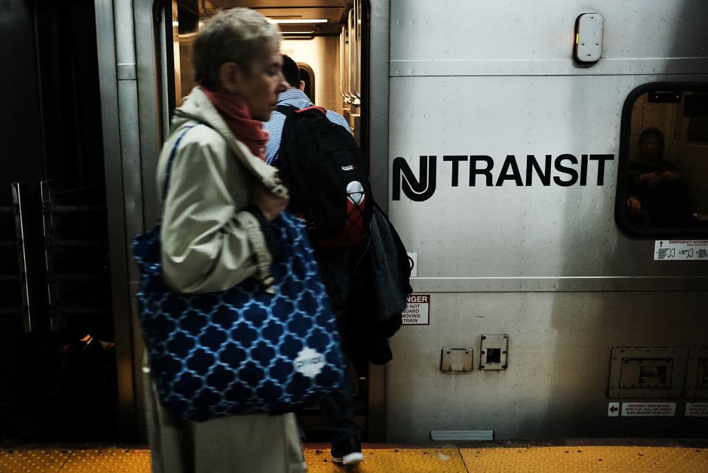Por su parte,
<b>NJ Transit</b> desviará a la estación de
<b>Hoboken</b> (en Nueva Jersey) todos los trenes
<b>M&E</b> (las líneas Morris & Essex) Midtown Direct que usualmente llegaban a
<b>Penn Station</b> después de las 7:00 de la mañana. En Hoboken habrá
<b>servicios alternativos de buses, el ferry y el PATH.</b> Puedes consultar
<b><a href="http://www.njtransit.com/tm/tm_servlet.srv?hdnPageAction=PressReleaseTo&PRESS_RELEASE_ID=3149">aquí </a></b>más sobre el plan de NJ Transit para encarar las reparaciones veraniegas de Amtrak en Penn Station.