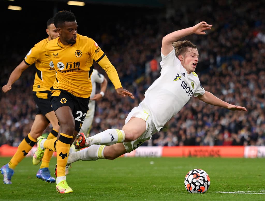 Rodrigo Moreno no desaprovecha el penal que le regalaron al inuti 90+4 y hace que el Leeds United y el Wolverhampton empaten 1-1 y dividan los puntos.