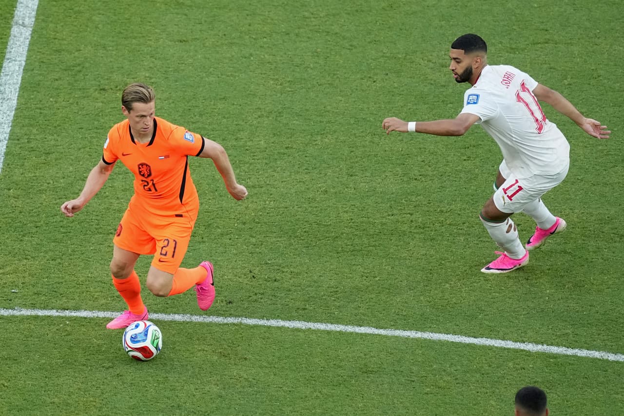 El neerlandés Frenkie de Jong (21) controla el balón ante el marroquí Ismael Saibari (11) durante el partido de dieciseisavos de final de la Copa del Mundo entre Países Bajos y Marruecos en Guadalupe, cerca de Monterrey, México, el lunes 29 de junio de 2026.