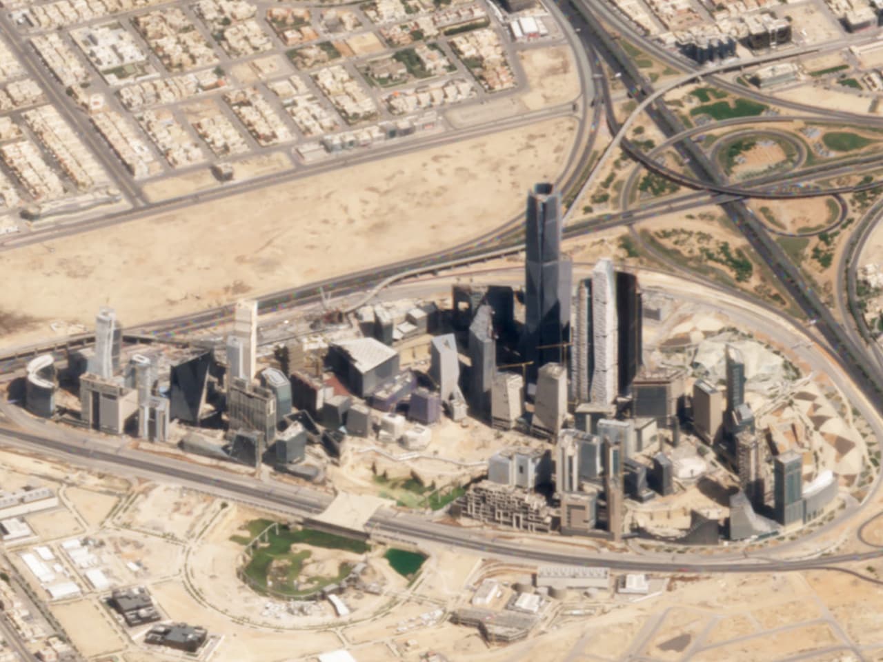 El detalle de la fotografía de Riad, una ciudad ubicada en un desierto seco nos permite ver las formas de las estructuras con una impresionante nitidez, aunque la foto fue tomada desde el espacio. La toma fue hecha el 10 de marzo de 2018.