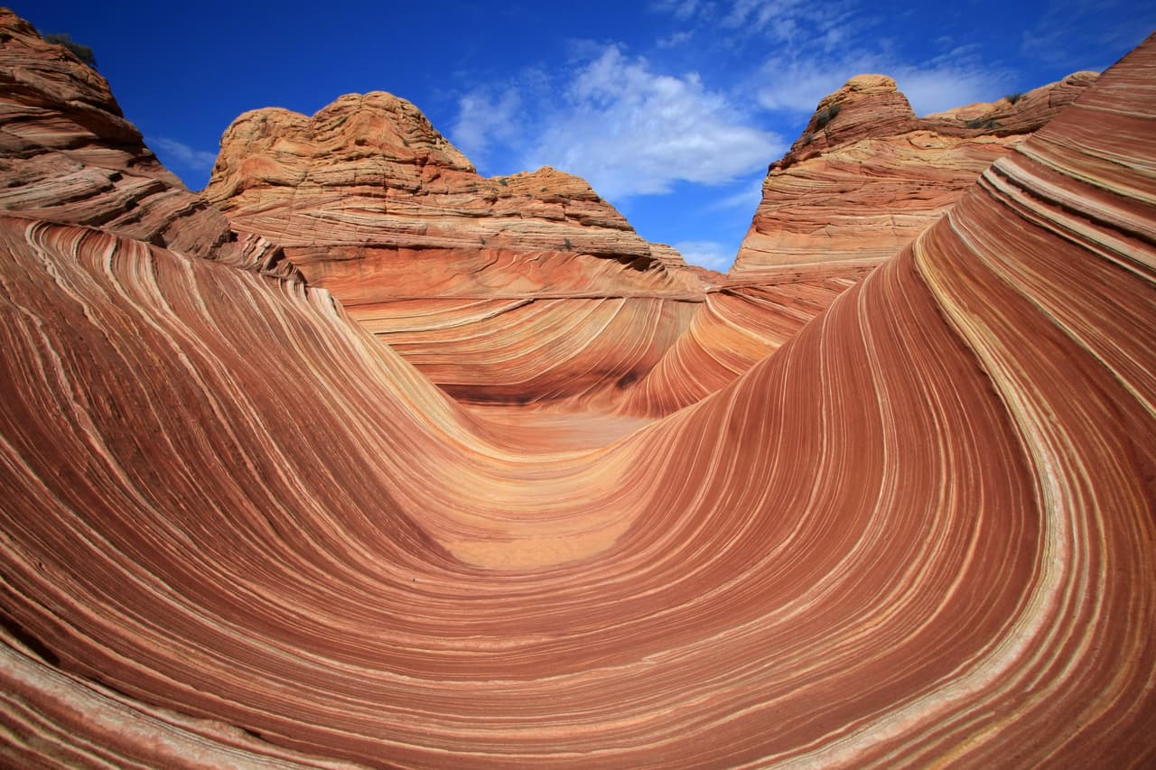 <b><a href="https://www.blm.gov/programs/recreation/permits-and-passes/lotteries-and-permit-systems/arizona/coyote-buttes-north" target="_blank">The Wave</a>: </b>‘La Ola’ es una formación rocosa al norte de Arizona que te dejará sin palabras.