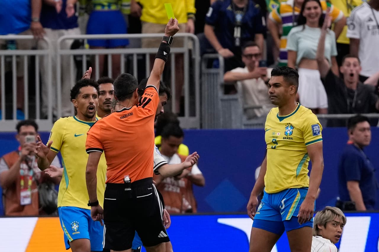 Casemiro (5) de Brasil recibe una tarjeta amarilla durante el partido de dieciseisavos de final de la Copa Mundial entre Brasil y Japón en Houston, el lunes 29 de junio de 2026.