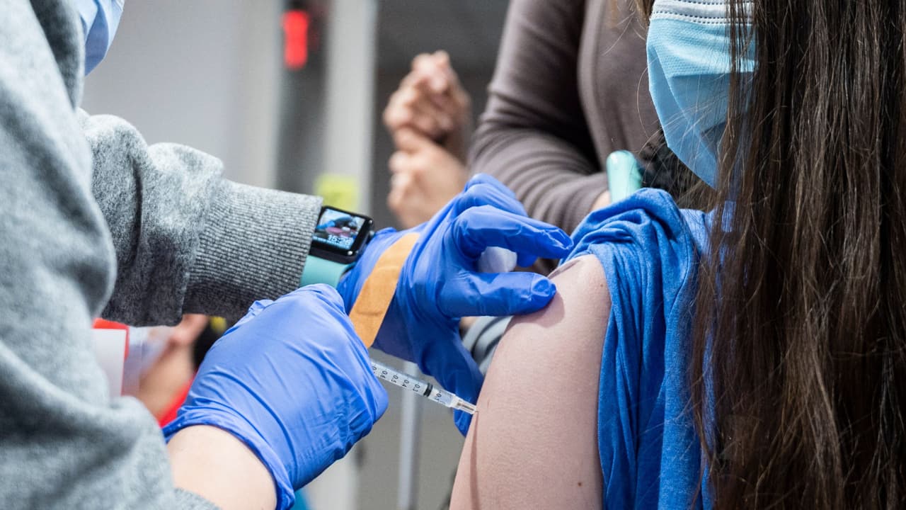 ¿Será obligatoria la vacuna contra el coronavirus para que menores vuelvan a las escuelas públicas de Los Ángeles?