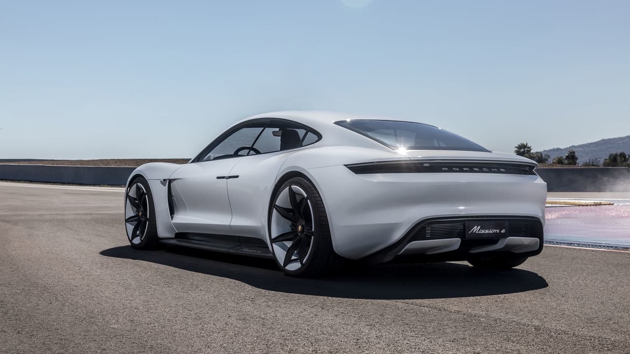 El tren motriz del Porsche Mission E conceptual es nuevo en el ámbito comercial, pero es un descendiente directo del tren motriz del 
<b>Porsche 919 Hybrid </b>que ganó las 24 Horas de LeMans en 2015.