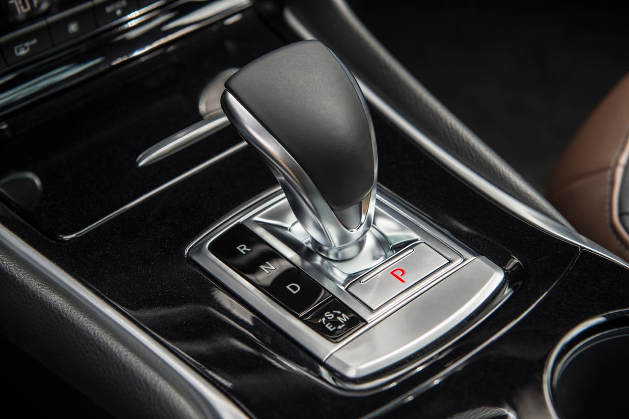 Las 6 versiones llegan con un motor de 2.0 litros turbocargado que se acopla a una transmisión automática de 7 marchas. Toda la mecánica es compartida con el Mercedes-Benz GLA en el que está basado, aunque en el Infiniti la programación de la transmisión es más agresiva lo que puede afectar el consumo de combustible.