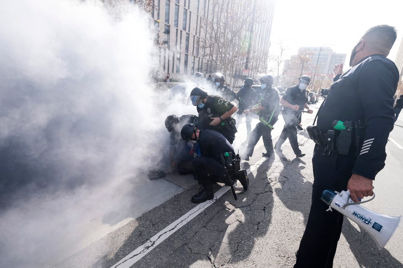 La policía antidisturbios intervino para disolver enfrentamientos contra partidarios de Black Lives Matter.