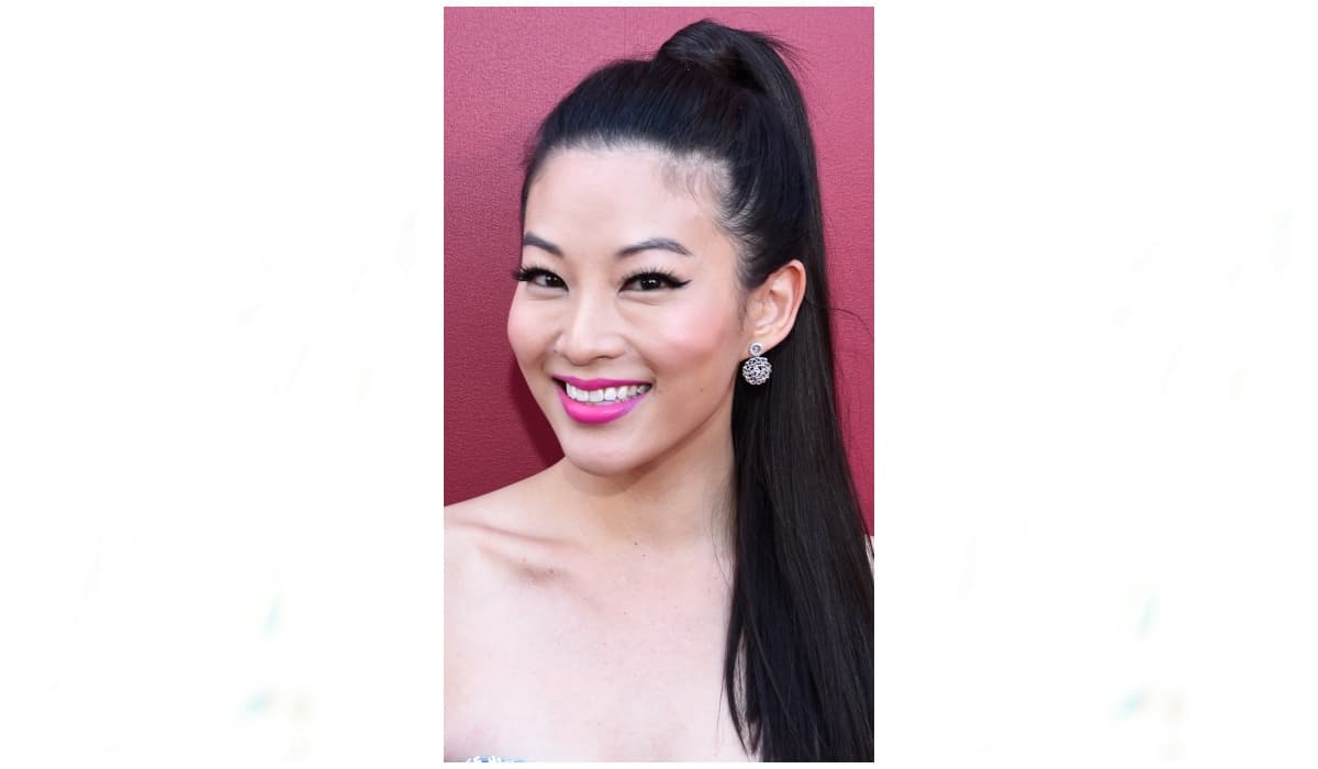 <b>Arden Cho</b>
<br>Desde la tercera temporada, esta actriz le dio vida a Kira Yukimura, quien en poco tiempo se convirtió en un personaje muy importante en 'Teen Wolf'. Ha sido la imagen de marcas reconocidas como Nike, Reebok y Apple, además de que ha aparecido en revistas como 'Vogue'.
<br>