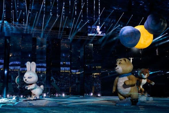 Bajo los acordes de la música de Eduard Artiemev, banda sonora de la película soviética "Propio entre ajenos, asalto al tren blindado".