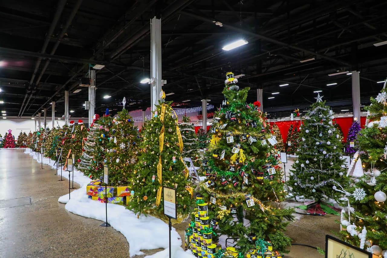 <b><a href="https://www.phestivaloftrees.com/">PHestivaL of Trees at The Greater Philadelphia Expo Center (2 y 3 de diciembre)</a>.</b> El evento presenta cientos de árboles navideños brillantemente decorados para la temporada por floristas locales, diseñadores, artistas y más.