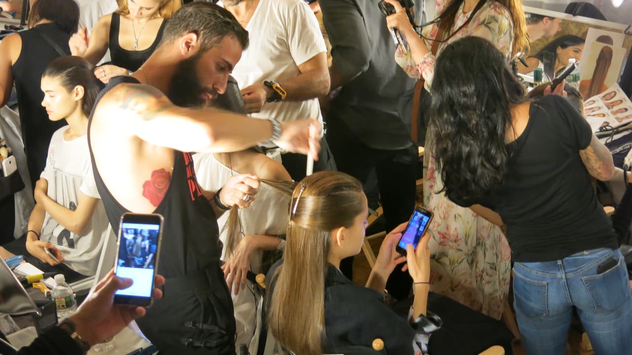 El español Jonathan Mas, quien forma parte de nuestra historia:
<a href="http://www.univision.com/estilo-de-vida/tatuajes/contar-la-vida-en-tatuajes-lo-que-queda-cuando-se-pierde-la-cuenta-de-los-dibujos-en-la-piel-fotos"> Contar la vida en tatuajes: lo que queda cuando se pierde la cuenta de los dibujos en la piel,</a> realizó el peinado de varias de las modelos.