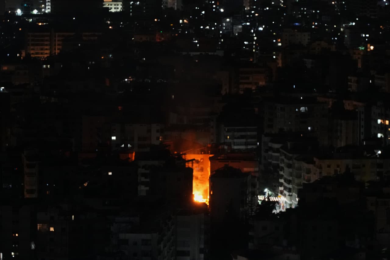Llamas se elevan desde el lugar de un ataque aéreo israelí en Dahiyeh, suburbio sur de Beirut, Líbano, el jueves 5 de marzo de 2026.
