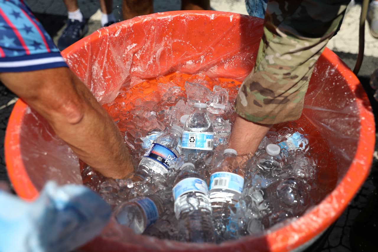 Miembros de la Guardia Nacional distribuyen agua gratuita en el National Mall durante los actos del Día de la Independencia en conmemoración del 250 aniversario de la nación, el sábado 4 de julio de 2026, en Washington.