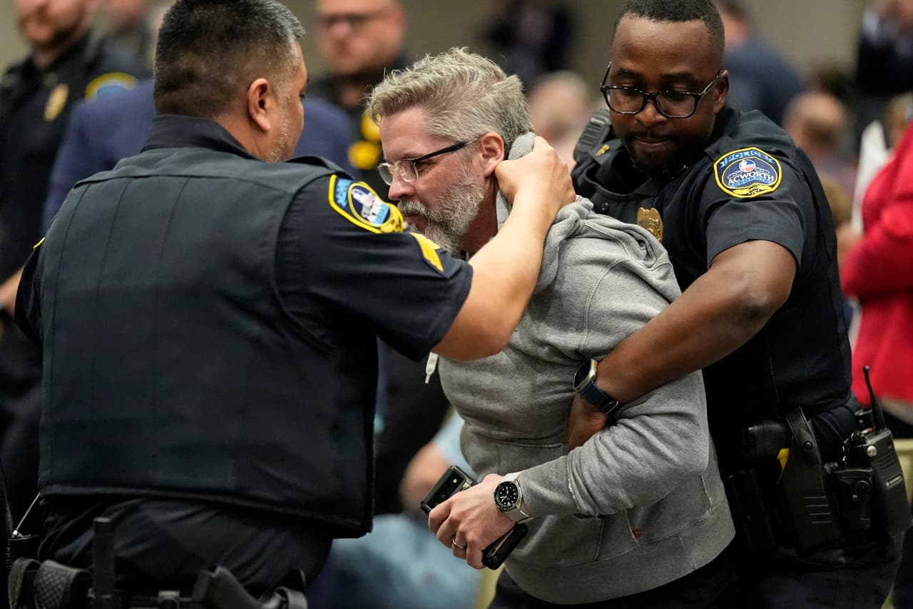 Los oficiales dispararon con un ‘taser’ a dos de los arrestados. 
<b>La Policía indicó que eso se debió a que los agentes se sintieron “amenazados, enfrentaron resistencia y fueron lastimados en el proceso”. </b>