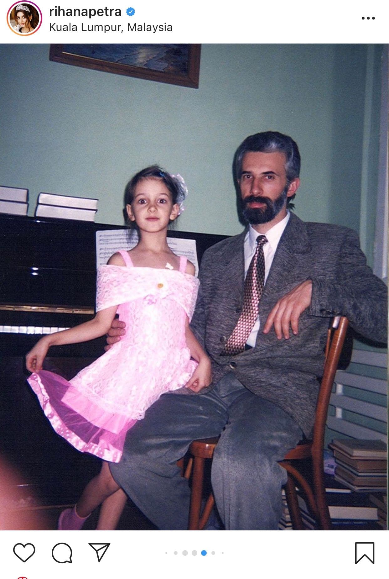 A pesar de que mantiene en secreto la identidad de su hijo, ella sí publica fotos de su vida antes de su matrimonio, especialmente de su niñez y adolescencia.