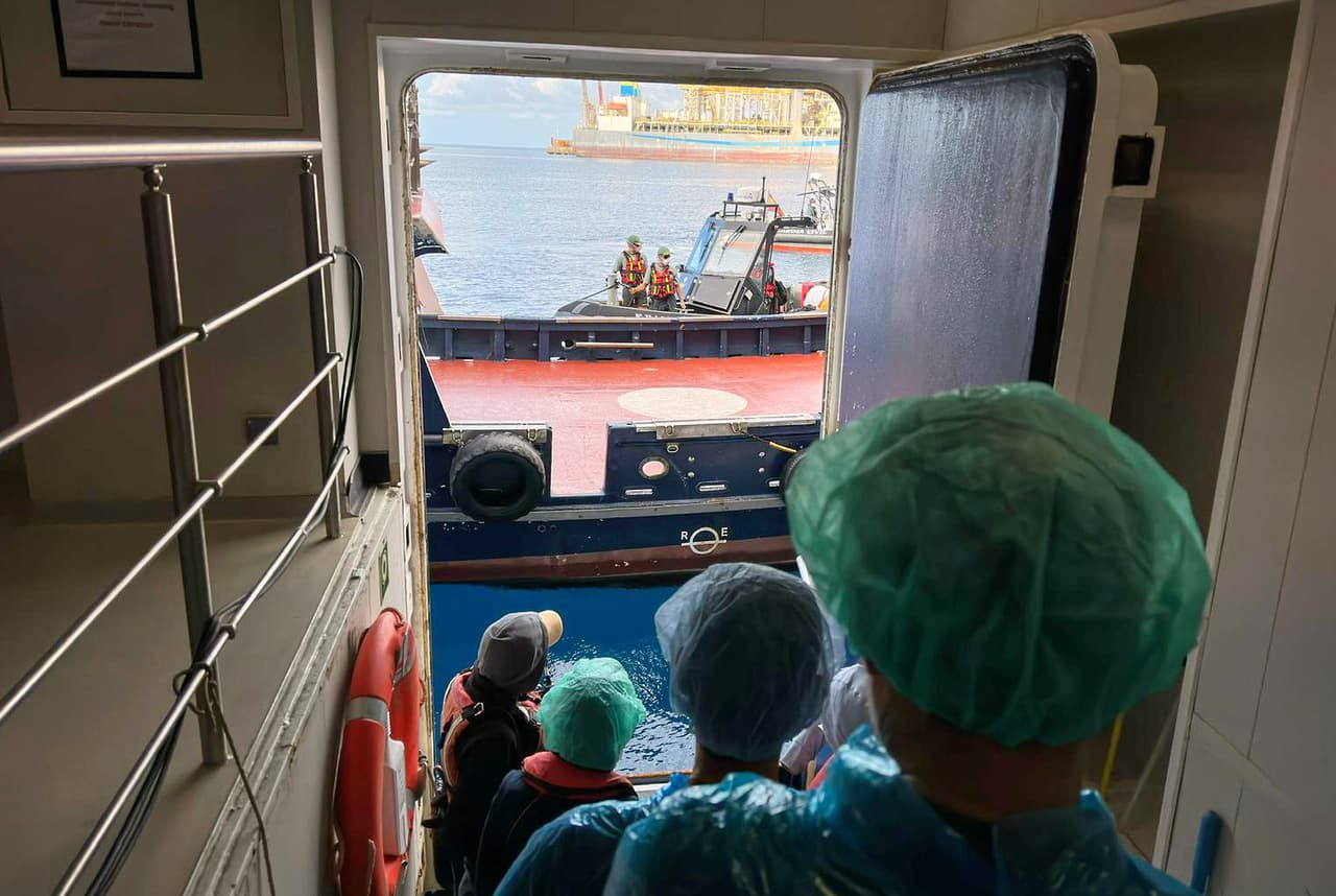 A pesar de que el director general de la OMS, Tedros Adhanom Ghebreyesus, reiteró que el riesgo para el brote de hantavirus seguía siendo bajo, el personal del puerto de Granadilla llevaba equipos de protección como mascarillas, trajes y respiradores tras el proceso de embarcación.