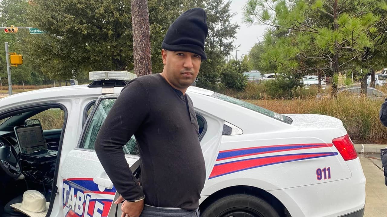 Un hombre fue arrestado tras ser sorprendido robando cientos de galones de diésel en Spring, Texas.