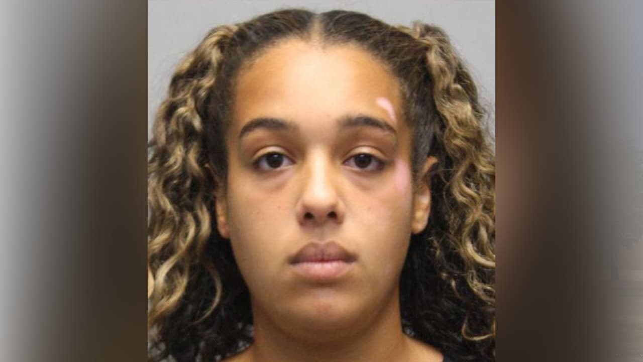 La persona intentó detener el pleito y terminó golpeado también. Entre las sospechosas está Geana Cora-Sierra, de 18 años.