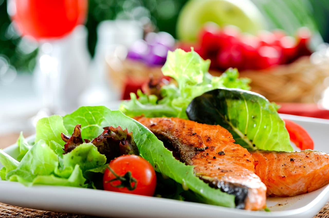 Energía. Procura ingerir suficientes hidratos de carbono, proteínas y grasas, así como la gama de alimentos que proporcionan vitaminas, minerales y otros factores dietarios pro-salud, indica una guía de nutrición elaborada por el Comité Olímpico Internacional.