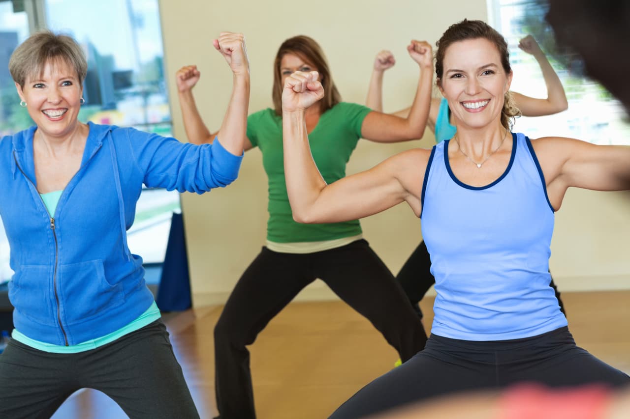 Con moderación. Cuando el objetivo es modelar la figura y tonificar los músculos, la mayoría de las mujeres temen un aumento excesivo de la masa muscular. ¿Cómo encontrar el equilibrio? La ecuación: poco peso y varias repeticiones.