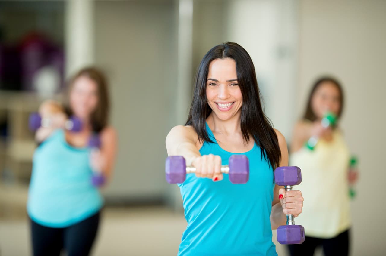 No levantes más peso que lo que sientas cómodo. Atención: Si no puedes hacer más de 3 repeticiones sin esfuerzo, estás usando demasiado peso.