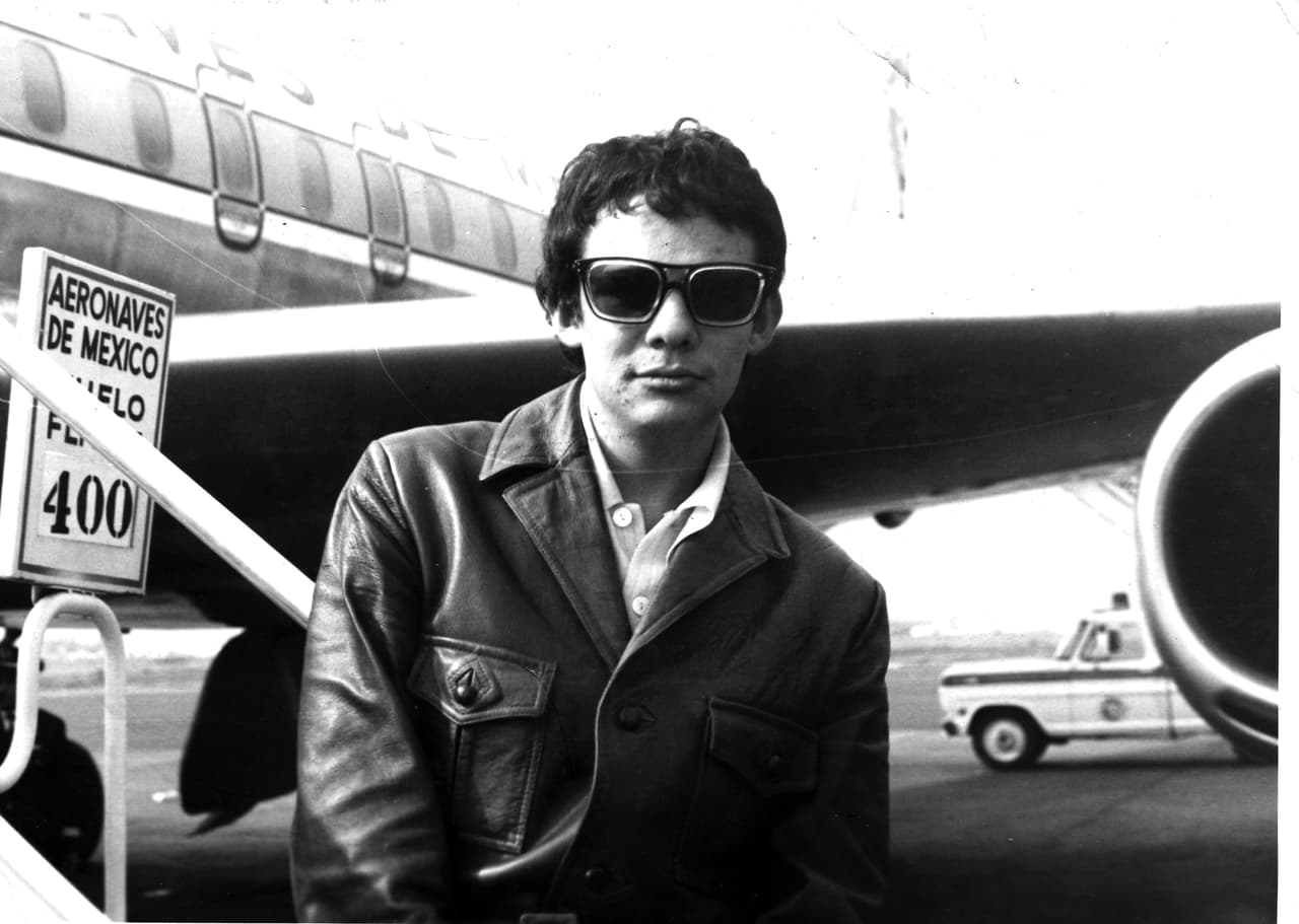 Después de 10 años con la disquera RCA Victor, José José firma con Ariola, sello discográfico con las que grabó ‘Gavilán o paloma’, ‘Buenos días, amor’
<i> </i>y ‘El amar y el
<i> </i>querer’ en 1977.