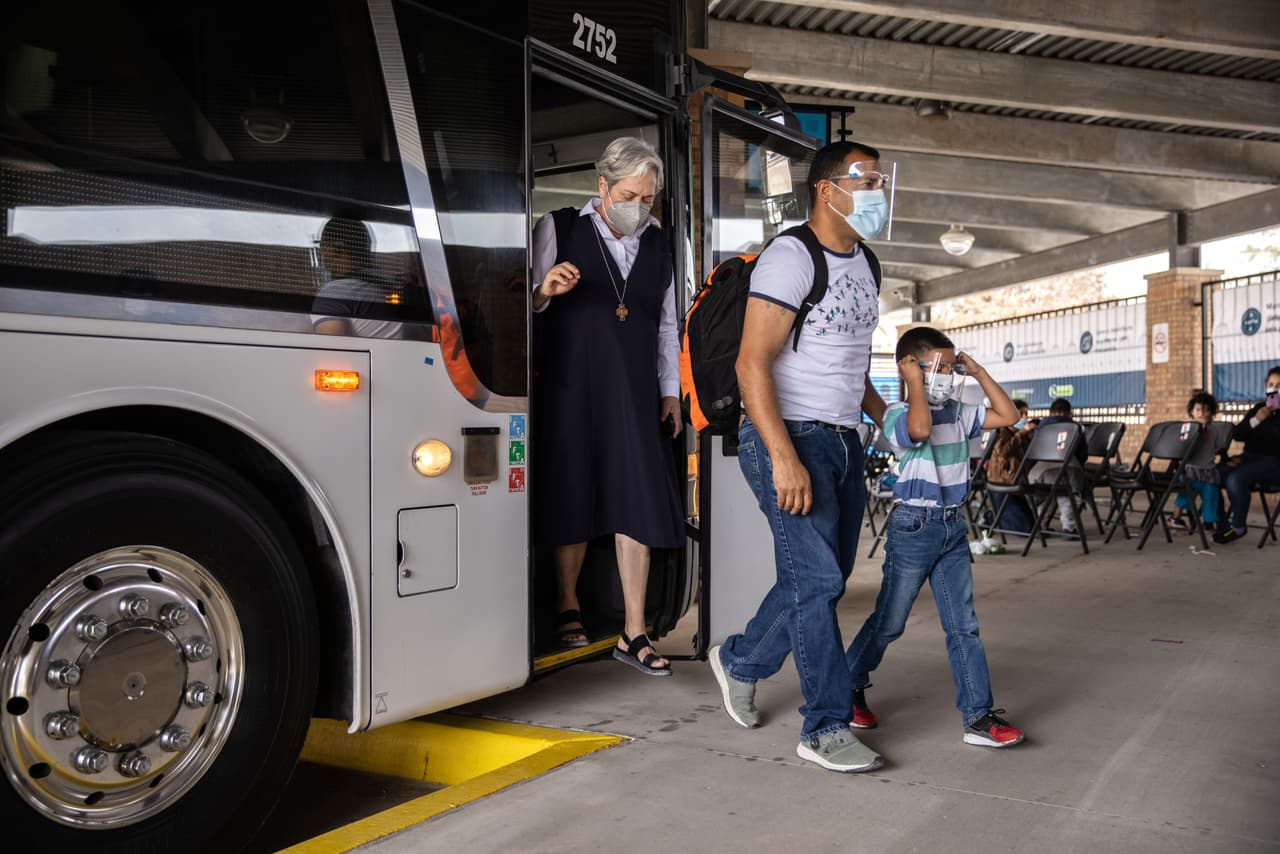 <b>El arribo. </b>Un grupo de al menos 25 solicitantes de asilo llega a una estación de autobuses de Brownsville después de que se les permitió cruzar desde un campamento de migrantes en México a los Estados Unidos.