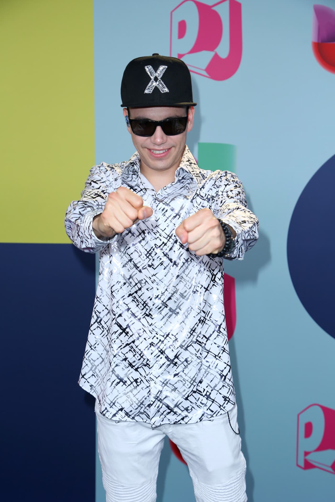 "A todas esas personitas, que yo sé que por ahí hay varias, sé que a ti te quieren apagar tu luz y tu voz, recuerda que lo que te hace único es ese poder, que vive en tu corazón, de ser simplemente tú, sin miedos, ni prejuicios, solamente tú, eso es justamente lo que te hace un 'superstar'. Con todo cariño le digo a todo el mundo, 
<b>feliz mes del amor universal</b>", dijo en el video.
<br>