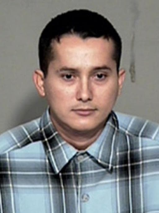 <h3 class="cms-H3-H3">Alexis Flores</h3>
<br>
<br>El hondureño -de entre 39 y 46 años- es buscado por el FBI por su presunta participación en el secuestro y asesinato de una niña de cinco años en Pensilvania. La menor fue reportada como desaparecida en julio de 2000 y luego fue hallada 
<a href="https://www.fbi.gov/wanted/topten/alexis-flores" target="_blank">"estrangulada hasta la muerte en un apartamento cercao"</a>. 
<br>
<br>Por Flores, un personal de mantenimiento que tiene cicatrices en la frente y la mejilla derecha, la agencia está ofreciendo una recompensa de hasta 100,000 dólares por información que conduzca a su arresto. 
<br>
<br>El FBI pide que se considere a Flores como armado y extremadamente peligroso. 
<br>