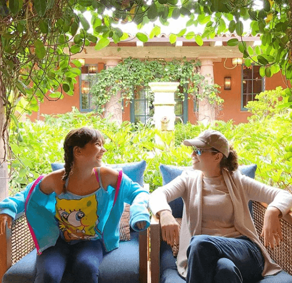 Tras el nacimiento de Sabrina, Tommy Mottola informó que Thalía dio a luz a la nena a través de un parto natural.