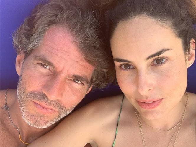 Mientras Christopher Uckermann disfruta de su nuevo amor, 
<b><a href="https://www.univision.com/famosos/3-dias-despues-de-la-despedida-de-soltera-de-ana-serradilla-denuncian-que-su-futuro-marido-abuso-de-su-ex-y-sus-hijos-fotos" target="_blank">Ana Serradilla y su novio, el banquero Raúl Martínez Ostos, están en los preparativos</a></b> para llegar al altar, aunque se desconoce si tuvieron que cambiar sus planes debido a la cuarentena en México por el coronavirus.