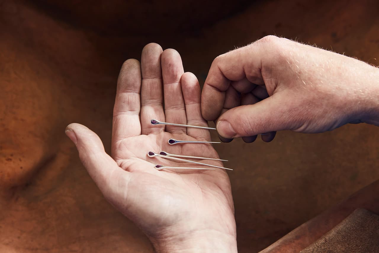 El orfebre Richard Fox creó una obra a la que denominó Astrum usando agujas de oro y piedras de amatista cortadas en forma de pera.