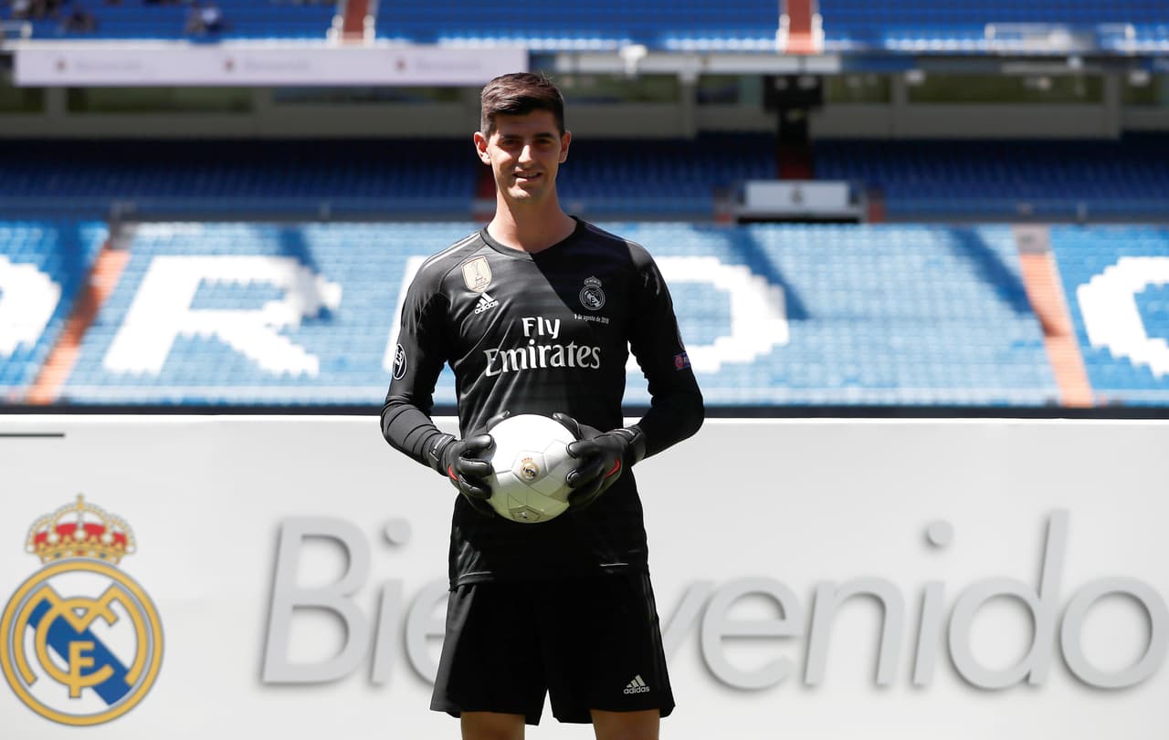 GRAF3791. MADRID (ESPAÑA), 09/08/2018.- El nuevo guardameta del Real Madrid, el belga Thibaut Courtois, durante su presentacion con el uniforme de su nuevo equipo, esta mañana en el Estadio Santiago Bernabéu, tras fichar con el club blanco por seis temporadas.-EFE/Mariscal
