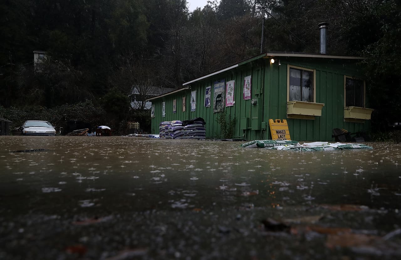 Una nueva serie de tormentas está trayendo fuertes lluvias e inundaciones a varios poblados como Guerneville y Forestville en el norte de California unos días después de que la lluvia y las tormentas de nieve golpearon la región trayendo una gran cantidad de agua que beneficiaría a California, un estado severamente afectado por la sequía.