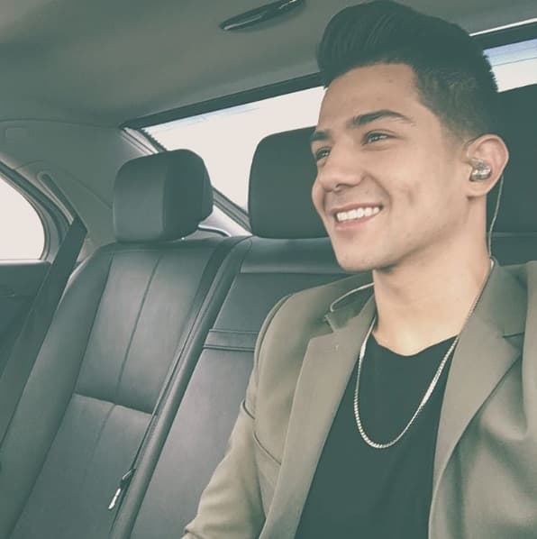 No cabe duda que Luis Coronel es un romántico enamorado.