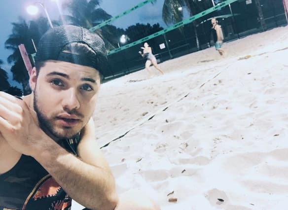 El deporte no puede faltar, aquí Jugando un poco de volley.