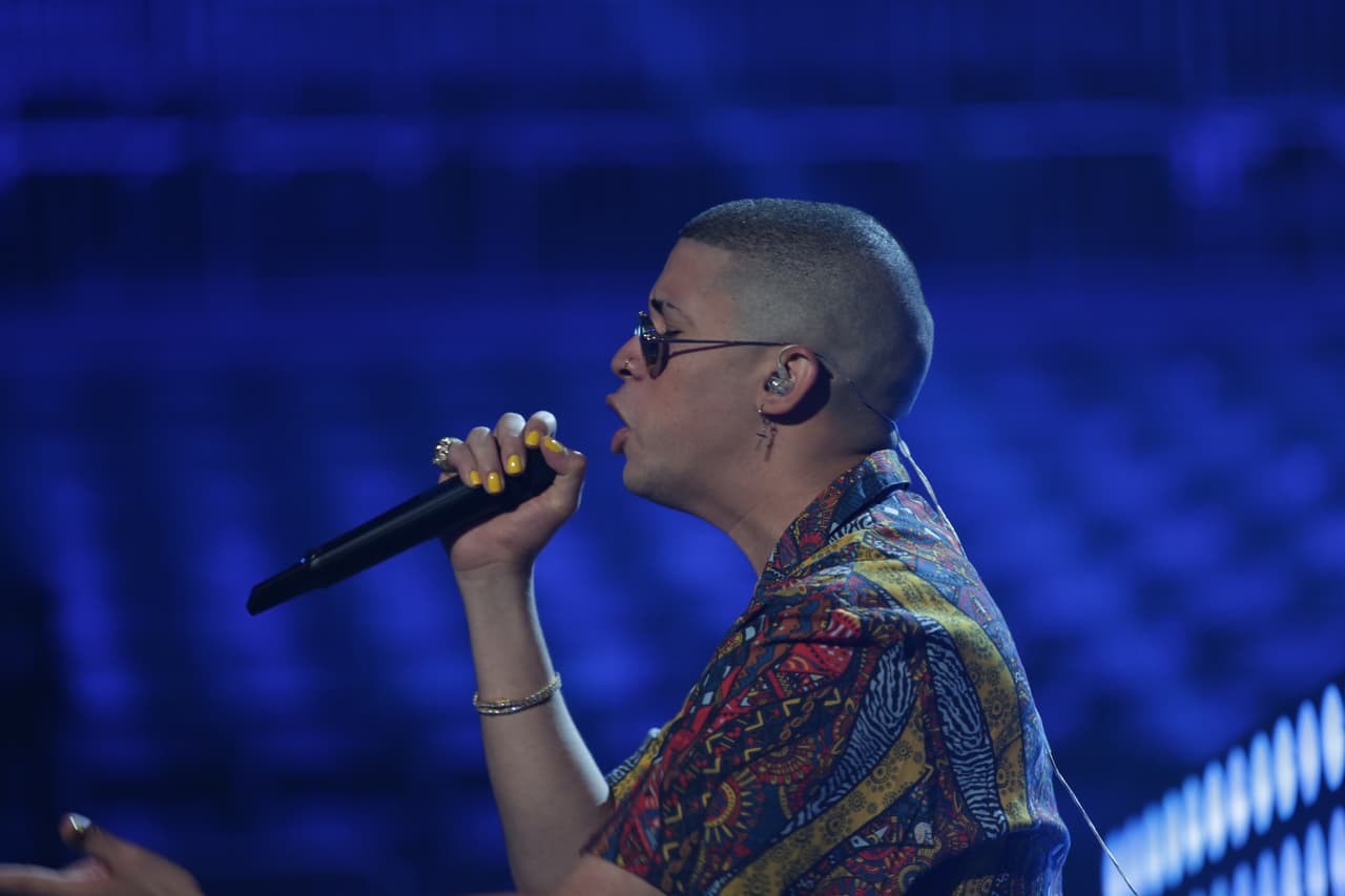 En 2016, Bad Bunny lanzó el remix de su sencillo "Diles" en el que participaron Arcángel, Farruko, Ozuna y Ñengo Flow.