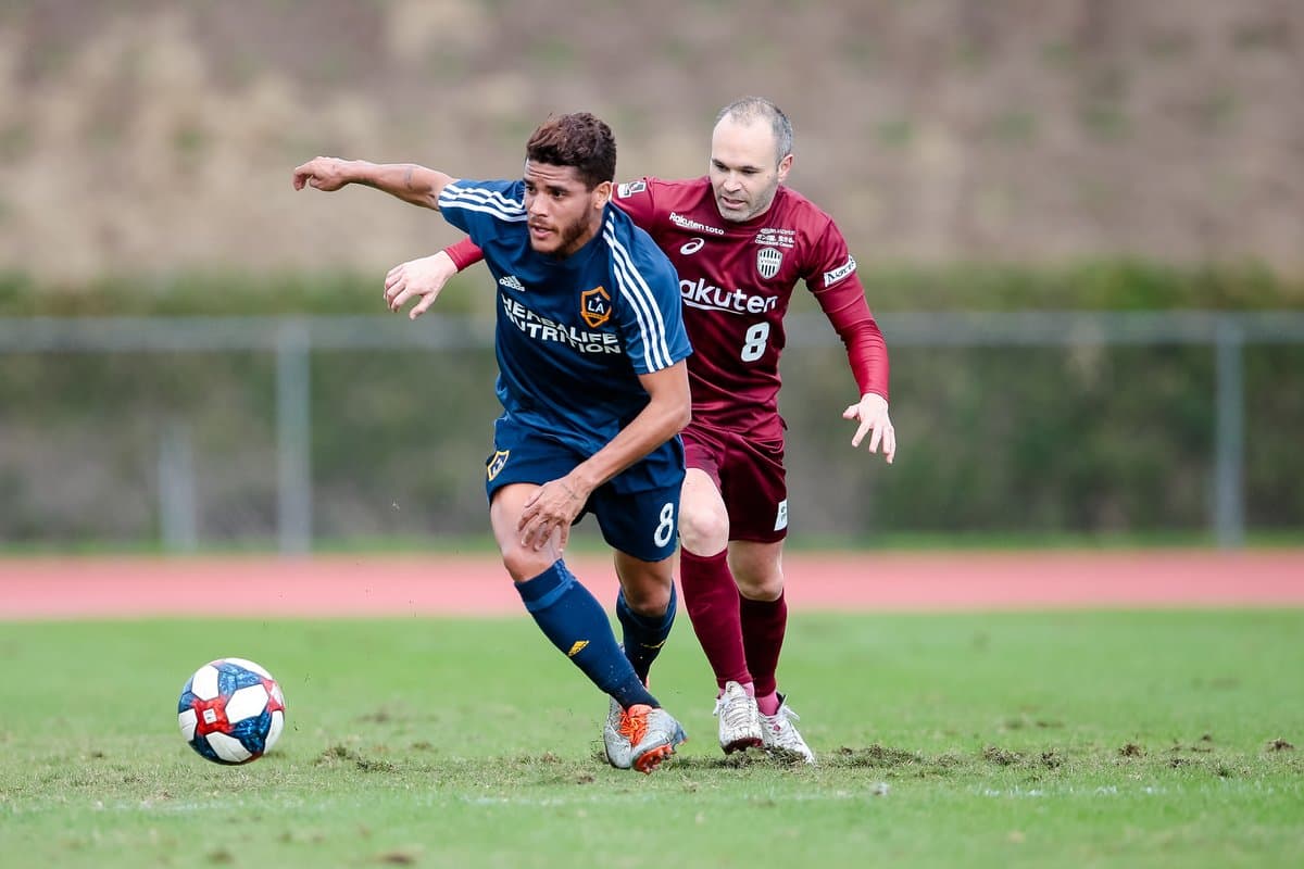 LA Galaxy inicia pretemporada 'asesina' con victoria ante equipo de Andrés Iniesta y David Villa