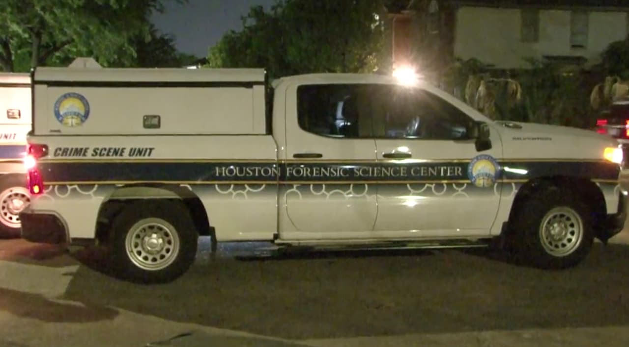 Crime Stoppers ofrece una recompensa de 5,000 dólares por pistas que lleven a identificar y a localizar al hombre. Los informes se deben proporcionar al 
<b>713-222-TIPS (8477)</b> o de forma anónima a través de la 
<b><a href="https://crime-stoppers.org/" target="_blank">página de internet de Crime Stoppers. </a></b>