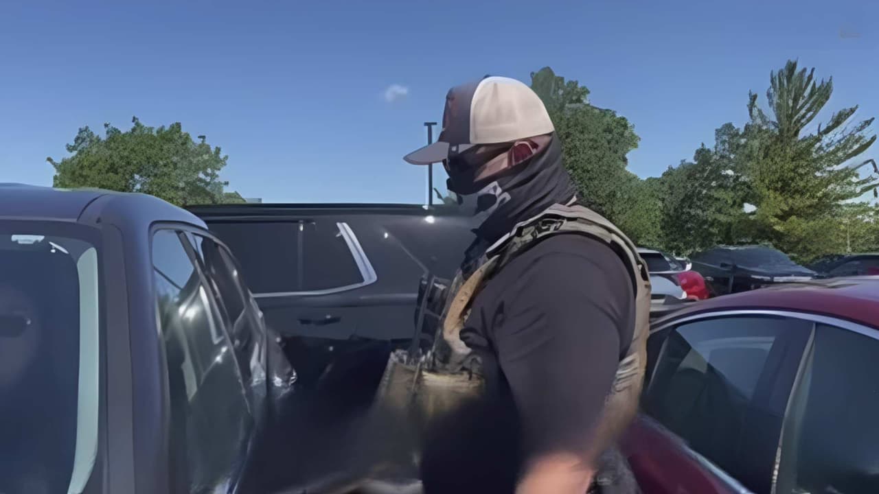 Agentes de ICE arrestan a migrante afuera de una corte del condado Kane
