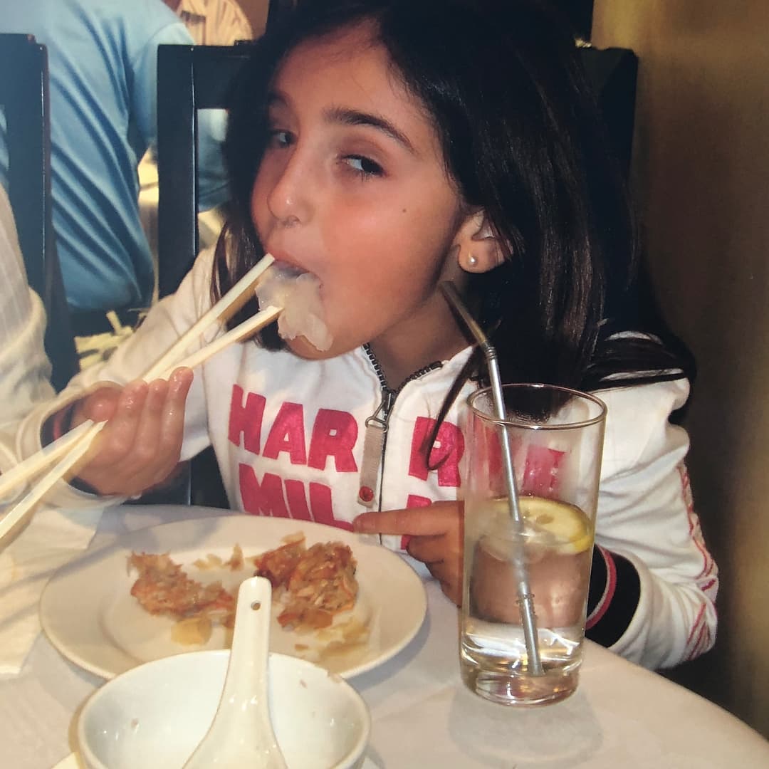 Donde están Raúl y Millie, siempre ha estado con ellos Mía, aprendiendo y conociendo.