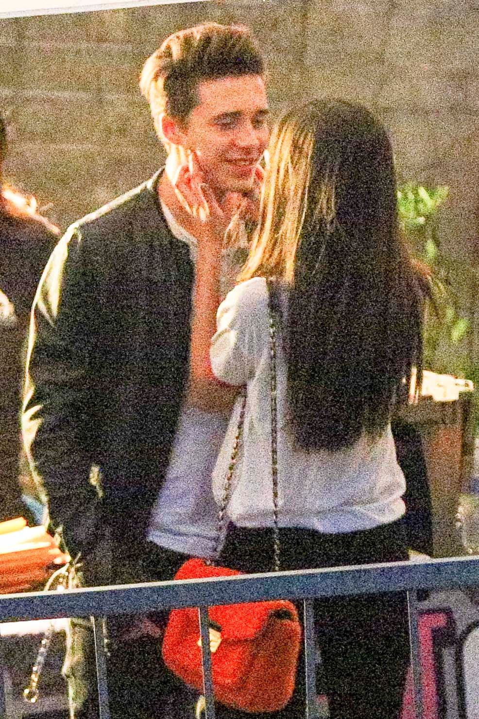 Brooklyn también luce muy contento con esta chica.