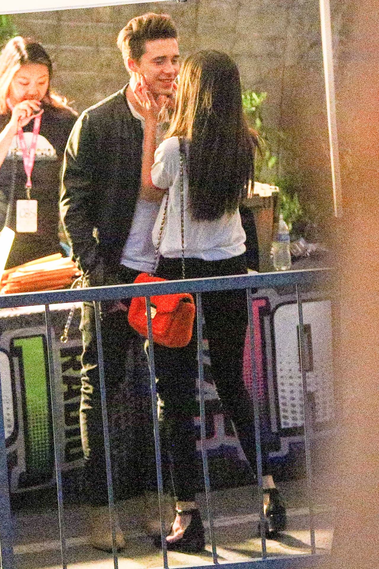 Sonia no puede quitarle las manos de encima a su novio.