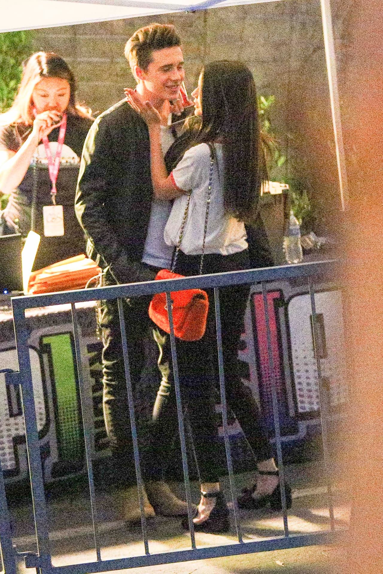 Notamos que el galanazo trae vuelta loca a su novia.