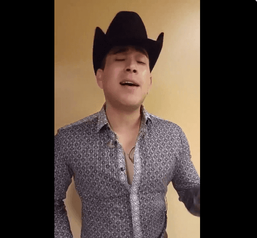 El Bebeto se aventó con una versión de 'Nos Estorbó la Ropa', para despedir al gran Charro.