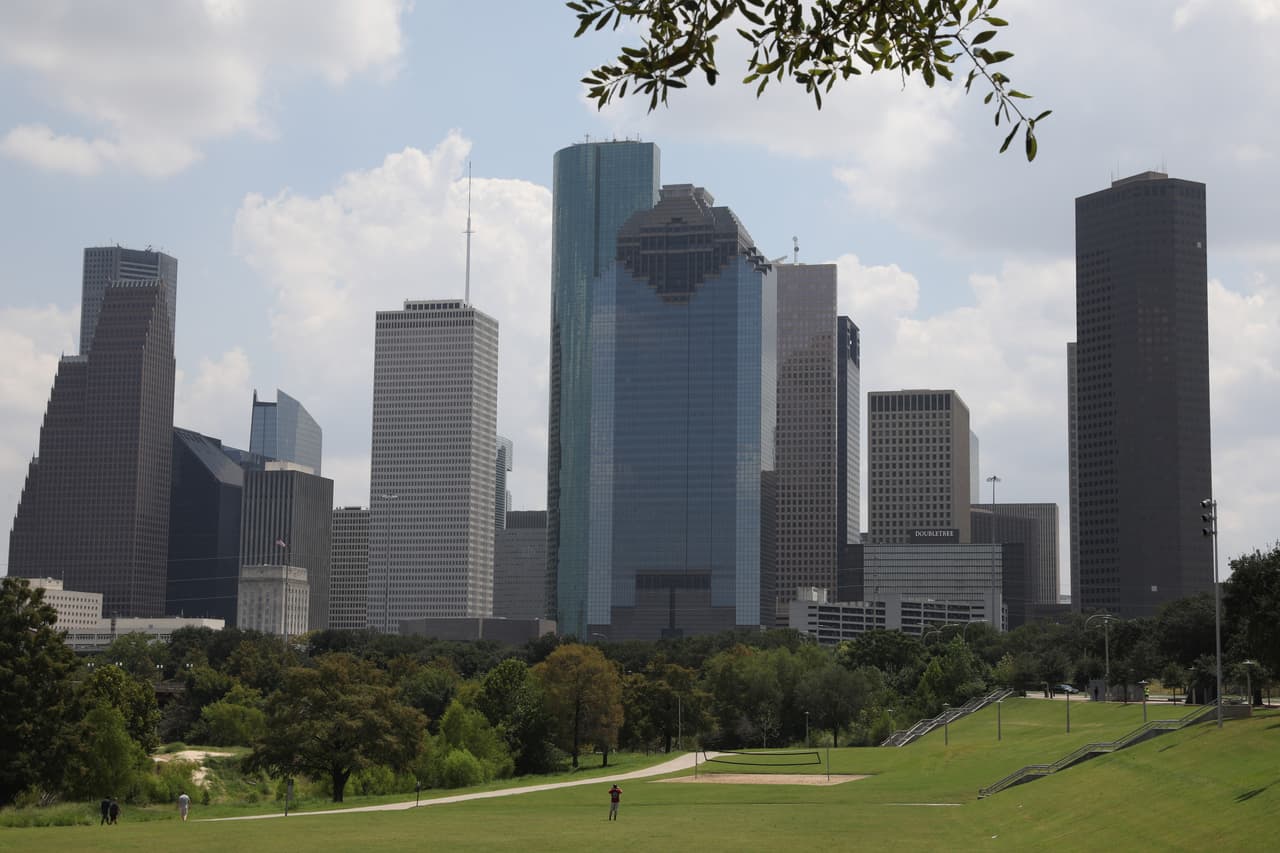 <h3 class="cms-H3-H3">3. <a href="https://www.univision.com/temas/houston">Houston</a>, Texas</h3>
<br>De los 2,326,000 de habitantes que tiene la ciudad, hay censados 
<b>919,668 hispanos</b>, es decir el 
<b>39.5%</b> 
<b>de la población.</b>