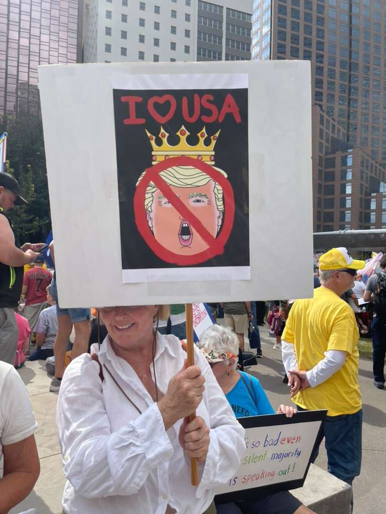 Los manifestantes en el norte de Texas salieron a "defender la democracia".