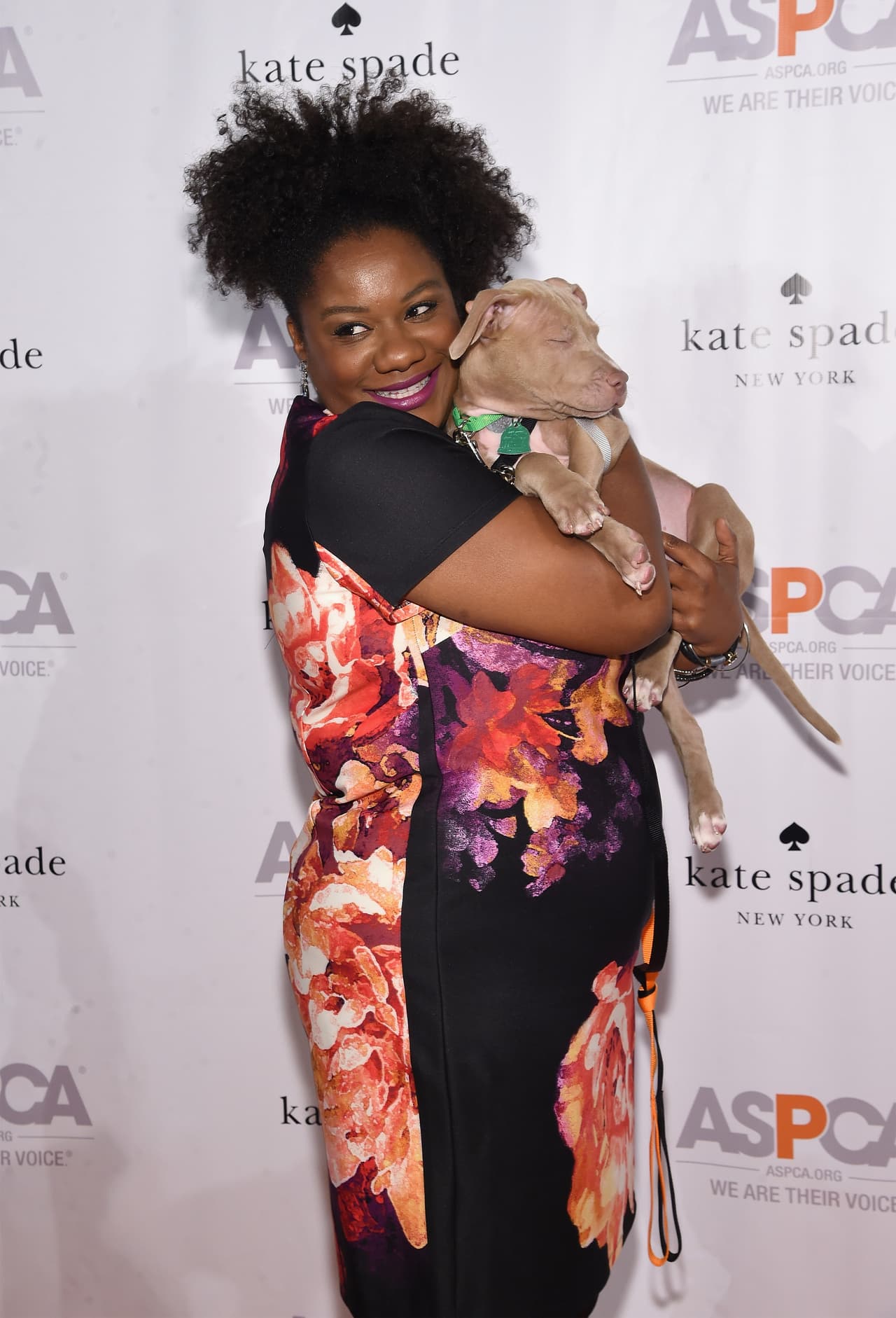 ¡Awww! También de la serie 'Orange Is the New Black' donde interpreta a una prisionera, Adrienne Moore se quitó su uniforme de carcelaria y cargó adorables cachorros.