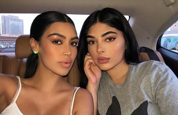 A simple vista podrías pensar que este par de mujeres son Kim Kardashian y Kylie Jenner, pero no es así. Ellas son Sonia y Fyza Ali, al igual que las famosas socialités, son hermanas.